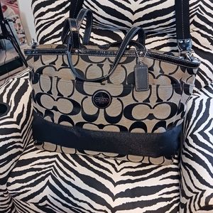 EUC COACH diaper bag F15188. Please see all pics for details.